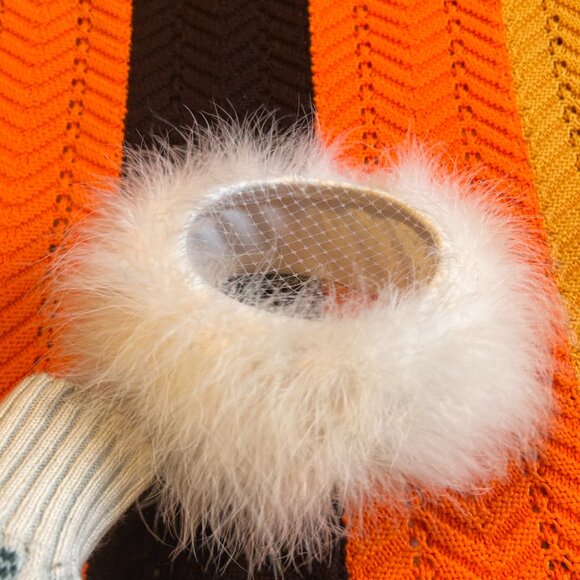 1960s White feather pillbox fascinator hat with lace top - from Ayres! - Picture 12 of 14